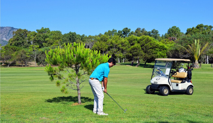 practicar swing golf