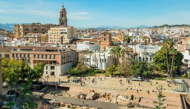 Visit the centre of Malaga, plan activities with friends 