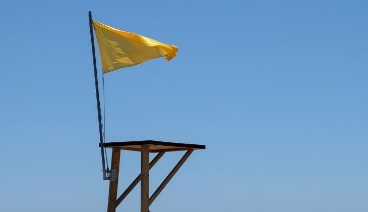 was bedeuten die Fahnen am Strand