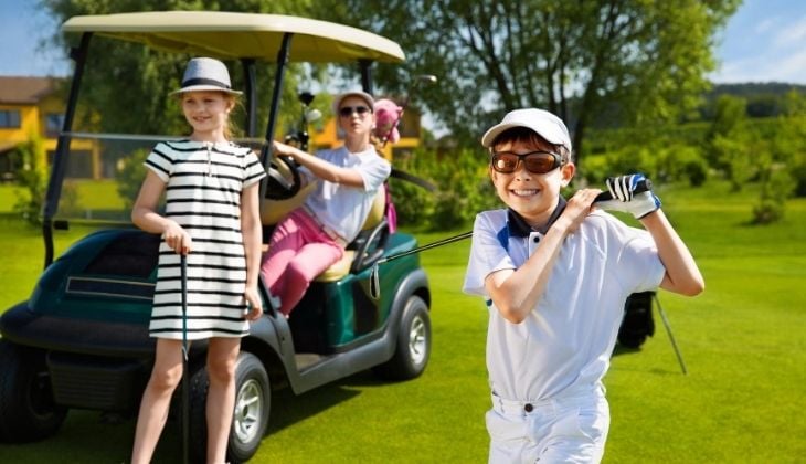 Niños jugando al golf en la Costa del Sol 