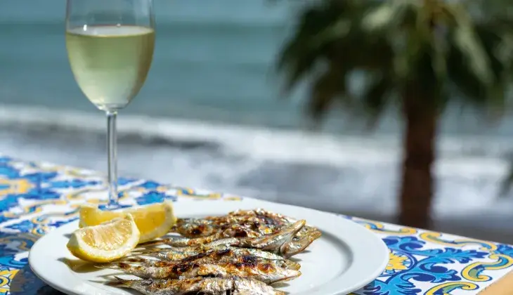 Seafood flavours in the Axarquía: where to eat skewers and fish
